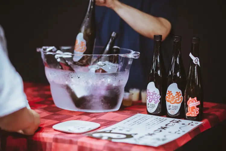 氷を張ったクーラーに並ぶ日本酒の瓶