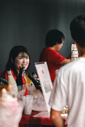 ブースで来場者と笑顔で言葉を交わすスタッフ