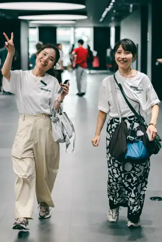 会場で笑顔を見せる来場者