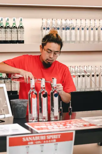 蒸留所の看板が立つブースとスタッフ