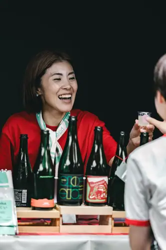 酒瓶の並ぶブースで笑顔を見せるスタッフ