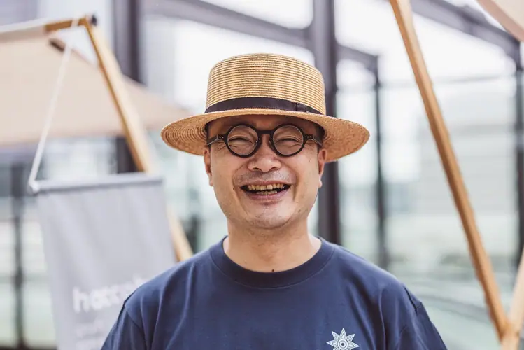 麦わら帽子をかぶり笑顔を見せる来場者