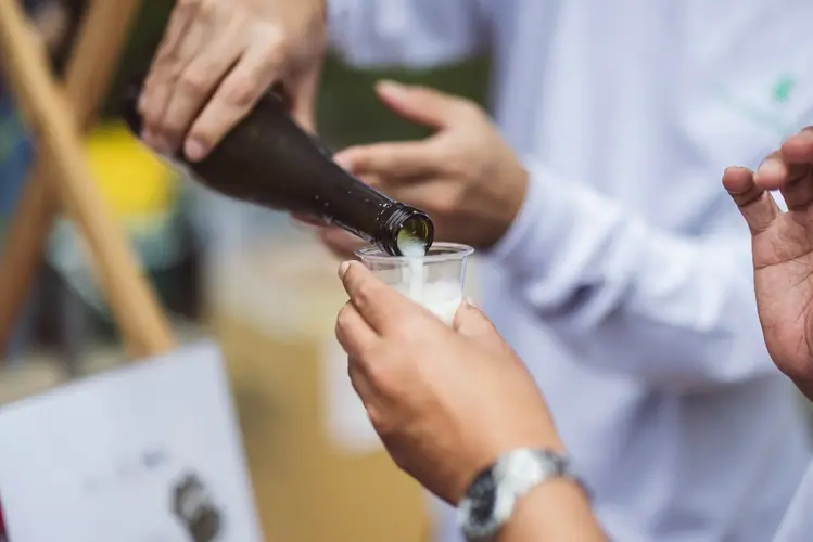 一升瓶から注がれる酒