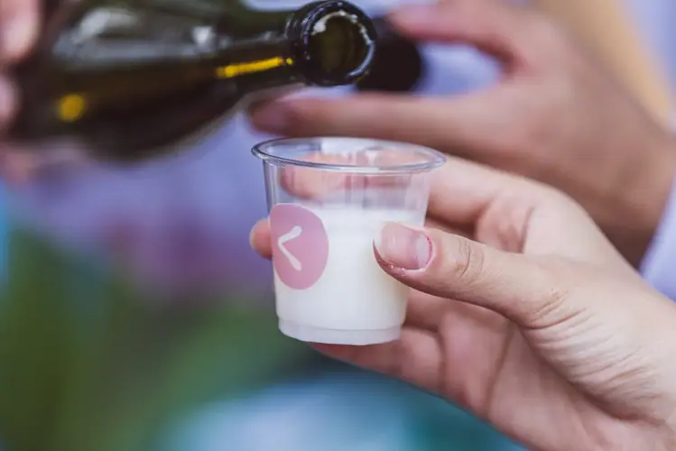 カップに注がれる白く濁った酒